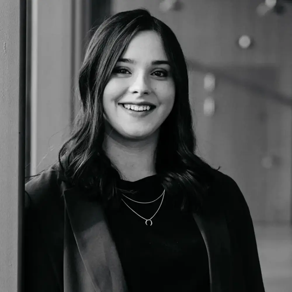 Lächelnde Architektin mit dunklen Haaren im Büro von STUDIO S Architekten