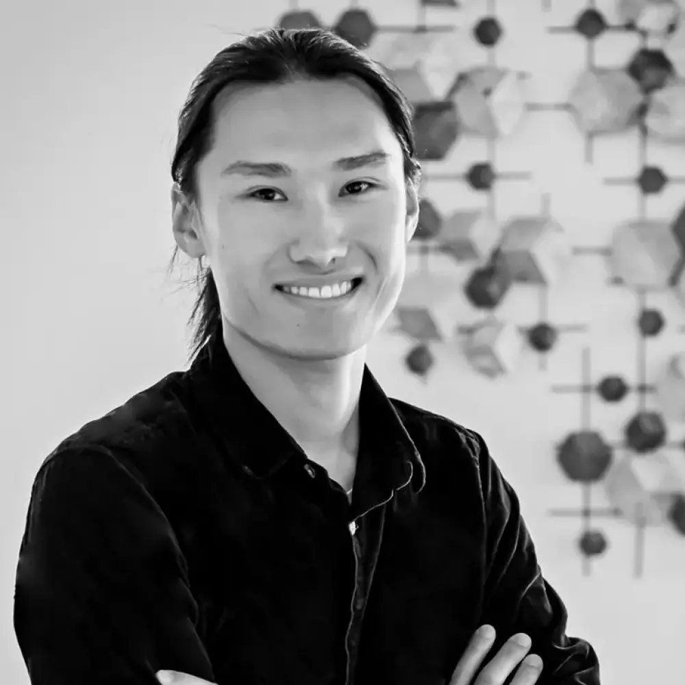 Junger Architekt mit langen Haaren im Dutt, freundlich und selbstbewusst bei STUDIO S Architekten Bocholt