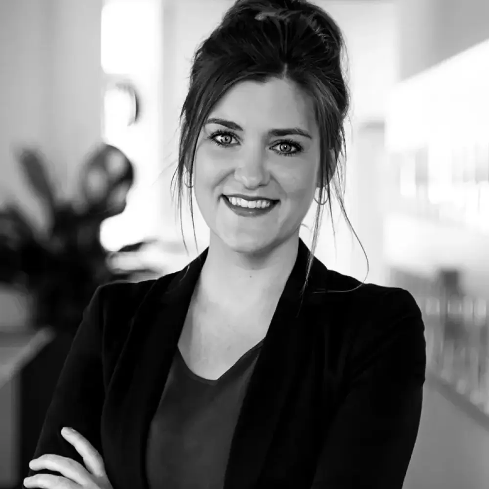 Mitarbeiterin mit hochgesteckten Haaren und Blazer – Team STUDIO S