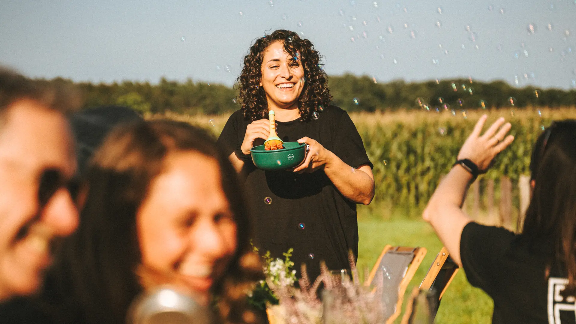 STUDIO S Architektin lacht beim Sommerfest im Grünen mit Kolleginnen