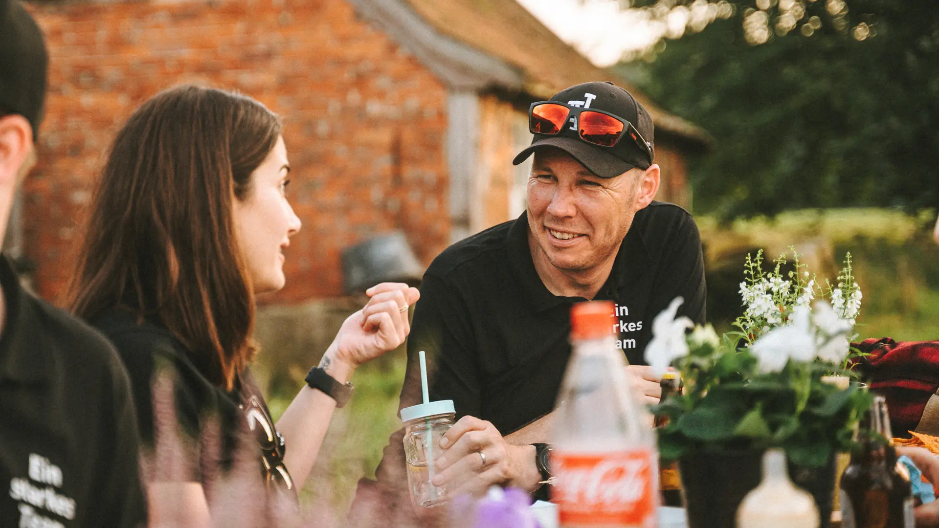 Mitarbeitende von STUDIO S Architekten im Gespräch bei einem Team-Event im Grünen