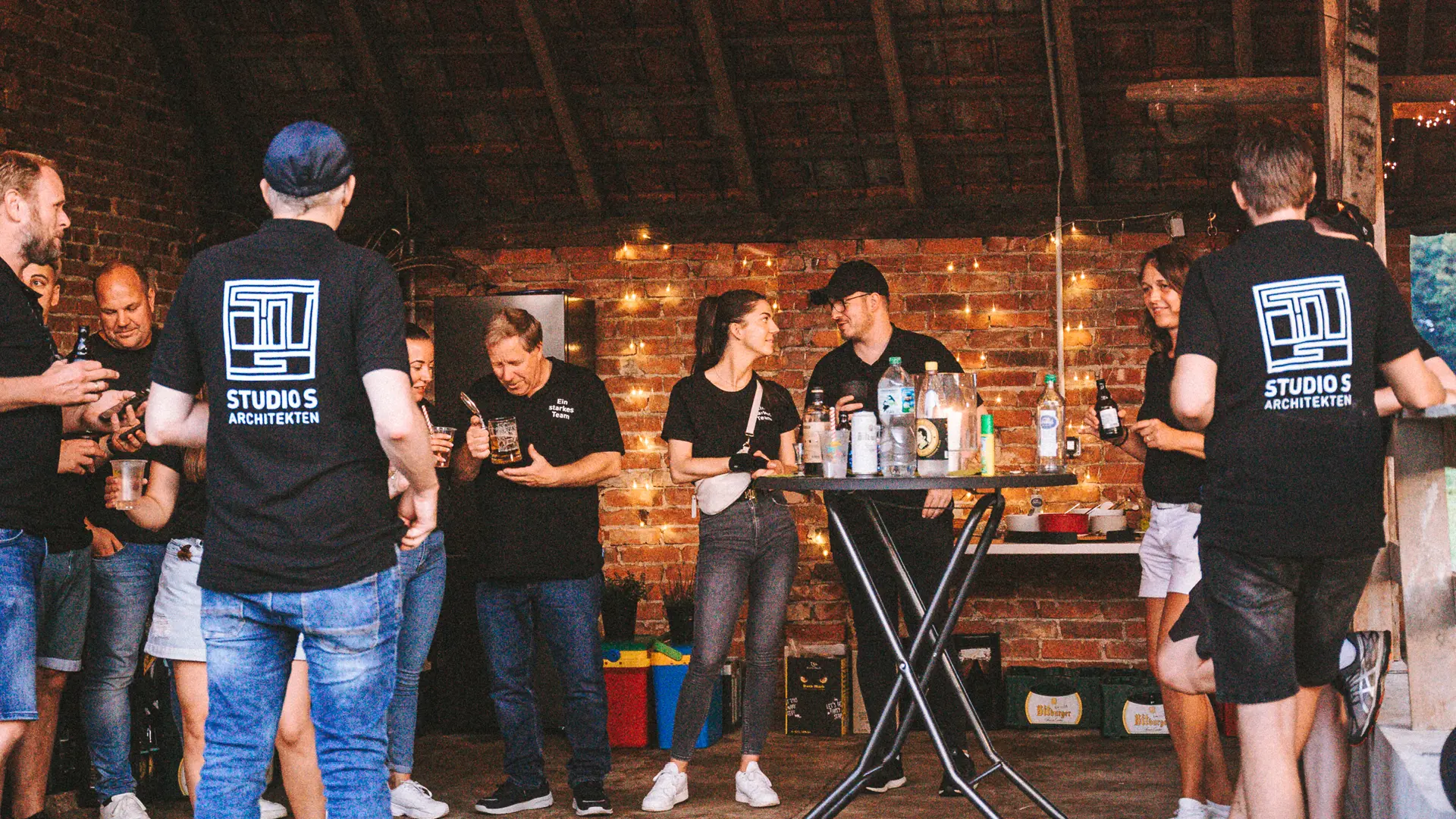 Das Team von STUDIO S Architekten Bocholt bei einem sommerlichen Firmenevent in lockerer Atmosphäre