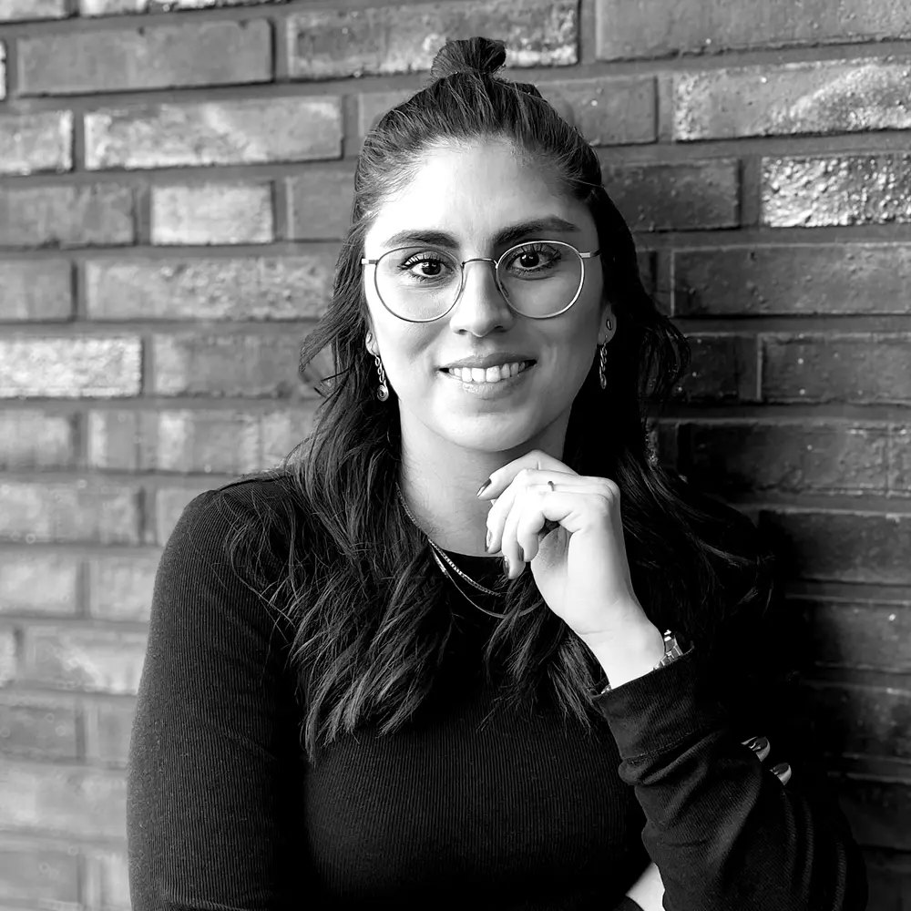 Porträt einer Architektin von STUDIO S Architekten vor Backsteinwand