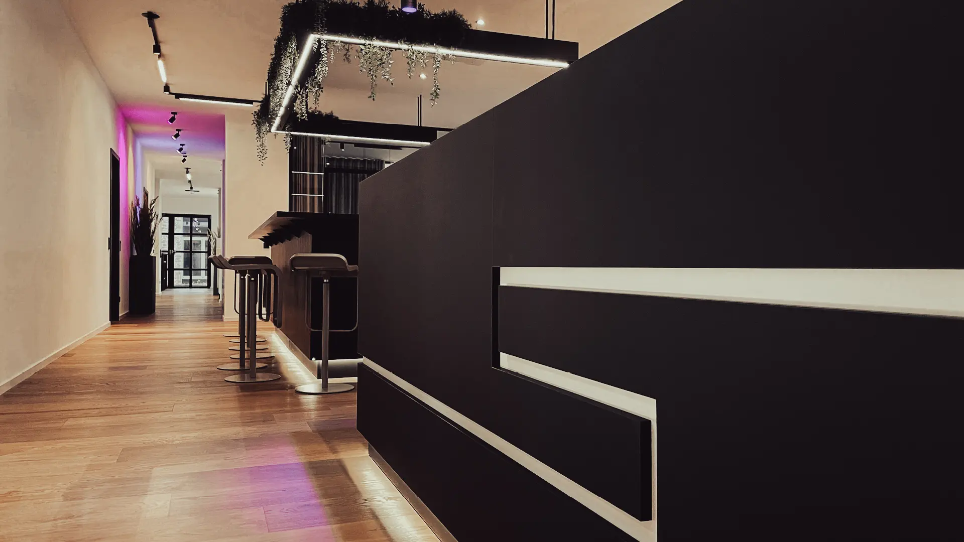 Empfangsbereich von STUDIO S Architekten mit moderner Bar und Designbeleuchtung